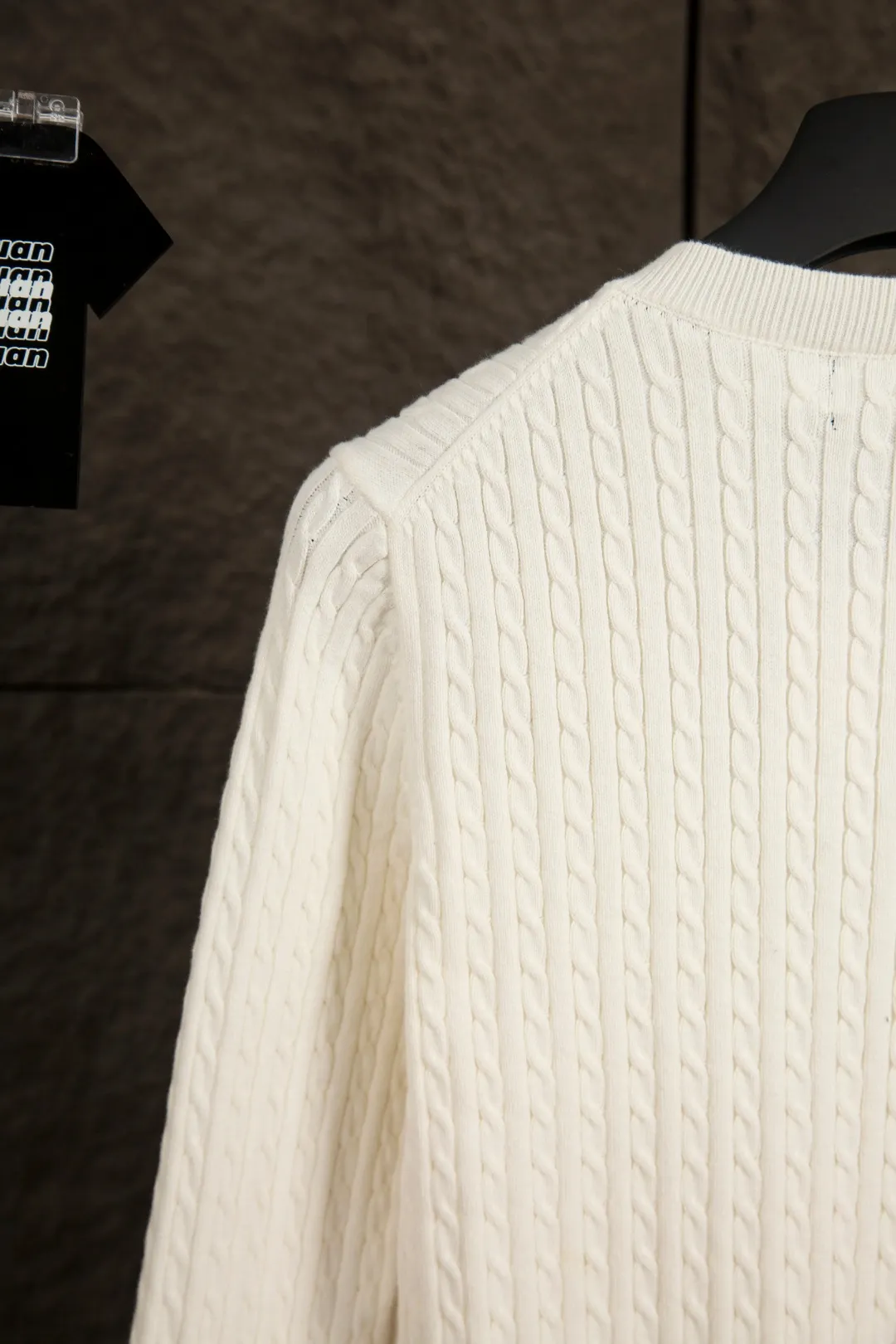 P196 Actual photo [Evergreen for all seasons] Style number: 25123# Color: black/navy blue/almond/white Size: S-XL - Ralph Lauren/Ralph Lauren 2025FW Zhao Lusi's same solid color logo knitted versatile fine twist knitted buttoned long-sleeved cardigan - RL's classic fine twist cardigan 21S quality cotton yarn A cardigan that can be worn in all seasons Can be matched inside or outside Simple and clean basic color matching The upper body is clean and flawless. The comfort brought by imported cotton yarn is soft. An item that cannot be rejected.